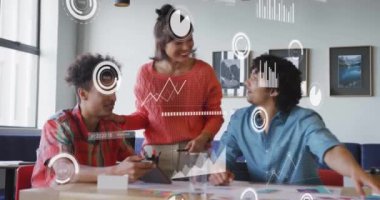 Ofisteki çeşitli iş adamları üzerinde finansal veri işleme animasyonu. Küresel finans, iş, bağlantılar, hesaplama ve veri işleme kavramı dijital olarak oluşturulmuş video