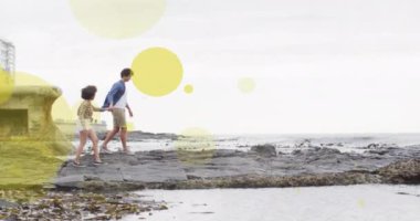 Çift ırklı çiftlerin el ele tutuşup kumsalda yürüdükleri bir animasyon. İlişki, yaşam tarzı, birliktelik ve aşk konsepti dijital olarak oluşturulmuş video.