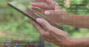 Tablet ve ızgara kullanan beyaz kadın hakkında finansal veri işleme animasyonu. Küresel finans, iş, bağlantılar, hesaplama ve veri işleme kavramı dijital olarak oluşturulmuş video.