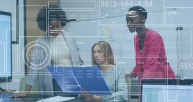 Ofiste iş tartışan çeşitli kadın meslektaşların veri işleme animasyonları. Küresel iş, finans, iletişim ve dijital arayüz kavramı dijital olarak oluşturulmuş video.