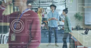 Ofiste iş tartışan çeşitli erkek ve kadın meslektaşlar üzerinde veri işleme animasyonu. Küresel iş, finans, iletişim ve dijital arayüz kavramı dijital olarak oluşturulmuş video.