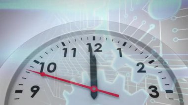 Bilgisayar devre kartının üzerinde hareket eden saatin animasyonu ve beyaz arka planda dişli tekerlekler. Zaman, teknoloji ve dijital arayüz kavramı dijital olarak oluşturuldu.