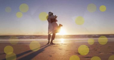 Afrika kökenli Amerikalı çiftin kumsalda evlenmesi üzerine ışıklı noktaların canlandırılması. Düğün günü, kutlama, birliktelik ve aşk konsepti dijital olarak oluşturulmuş video..