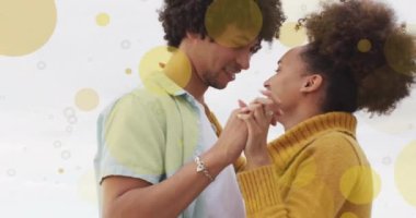 Sahilde dans eden mutlu melez çiftin üzerinde ışık lekeleri. İlişki, yaşam tarzı, birliktelik ve aşk konsepti dijital olarak oluşturulmuş video.