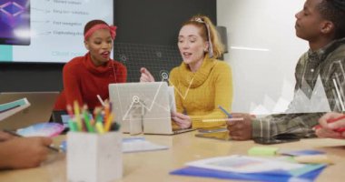 Ofisteki çeşitli iş adamları üzerinde finansal veri işleme animasyonu. Küresel finans, iş, bağlantılar, hesaplama ve veri işleme kavramı dijital olarak oluşturulmuş video