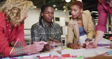 Ofisteki çeşitli iş adamları üzerinde finansal veri işleme animasyonu. Küresel finans, iş, bağlantılar, hesaplama ve veri işleme kavramı dijital olarak oluşturulmuş video