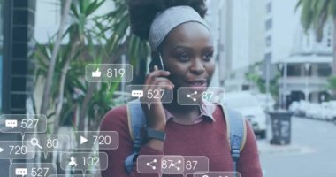 Akıllı telefon kullanan Afro-Amerikan kadın sayısının giderek arttığı sosyal medya simgelerinin animasyonu. Dijital olarak oluşturulmuş küresel sosyal medya, iletişim ve dijital arayüz kavramı.