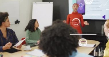 Ofisteki çeşitli iş adamları üzerinde finansal veri işleme animasyonu. Küresel finans, iş, bağlantılar, hesaplama ve veri işleme kavramı dijital olarak oluşturulmuş video