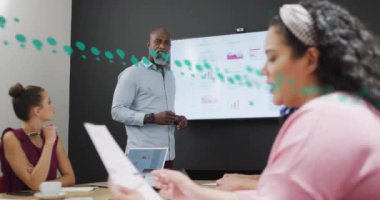 Ofisteki çeşitli iş adamları üzerinde finansal veri işleme animasyonu. Küresel finans, iş, bağlantılar, hesaplama ve veri işleme kavramı dijital olarak oluşturulmuş video