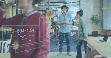 Ofiste iş tartışan çeşitli erkek ve kadın meslektaşlar üzerinde veri işleme animasyonu. Küresel iş, finans, iletişim ve dijital arayüz kavramı dijital olarak oluşturulmuş video.