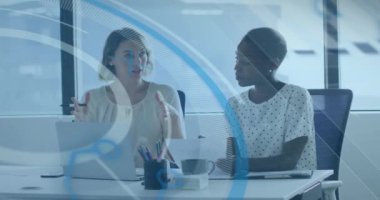 Ofisteki çeşitli iş adamları üzerinde finansal veri işleme animasyonu. Küresel finans, iş, bağlantılar, hesaplama ve veri işleme kavramı dijital olarak oluşturulmuş video.