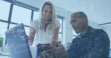 Ofiste iş tartışan çeşitli erkek ve kadın meslektaşlar üzerinde veri işleme animasyonu. Küresel iş, finans, iletişim ve dijital arayüz kavramı dijital olarak oluşturulmuş video.