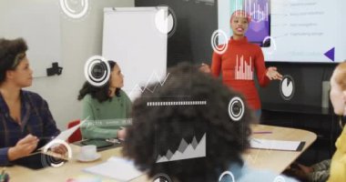 Ofisteki çeşitli iş adamları üzerinde finansal veri işleme animasyonu. Küresel finans, iş, bağlantılar, hesaplama ve veri işleme kavramı dijital olarak oluşturulmuş video