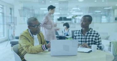 Ofisteki çeşitli iş adamları üzerinde finansal veri işleme animasyonu. Küresel finans, iş, bağlantılar, hesaplama ve veri işleme kavramı dijital olarak oluşturulmuş video.