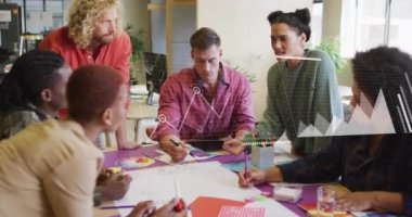 Ofisteki çeşitli iş adamları üzerinde finansal veri işleme animasyonu. Küresel finans, iş, bağlantılar, hesaplama ve veri işleme kavramı dijital olarak oluşturulmuş video