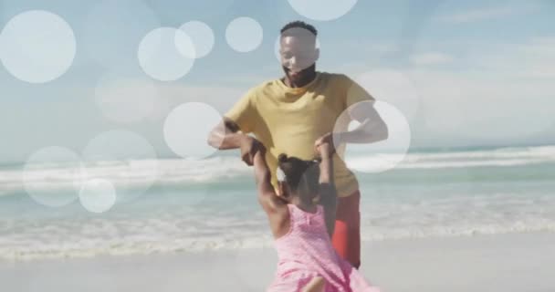 Анимация Светлых Пятен Над Африкой Отца Дочери Играющих Пляже Отцовство — стоковое видео