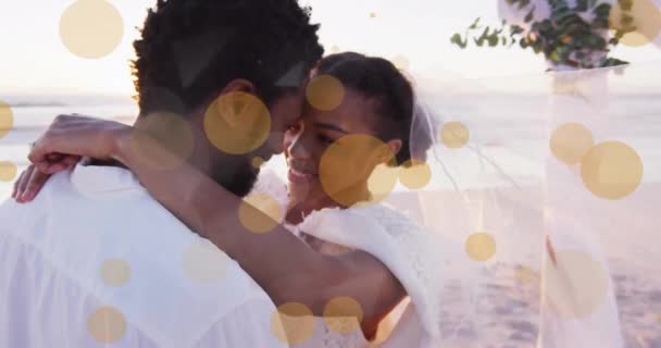 非洲裔美国夫妇在海滩上结婚时的亮点动画 婚礼日 庆祝活动 聚会和爱情概念数码制作的视频 — 图库视频影像