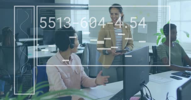 激励不同的女性同事讨论在职工作的数据处理 全球商业 通信和数字接口概念 — 图库视频影像