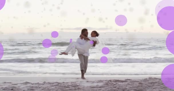 アフリカ系アメリカ人のカップルがビーチで結婚する光スポットのアニメーション 結婚式の日 お祝い トータルネスと愛の概念デジタル生成されたビデオ — ストック動画