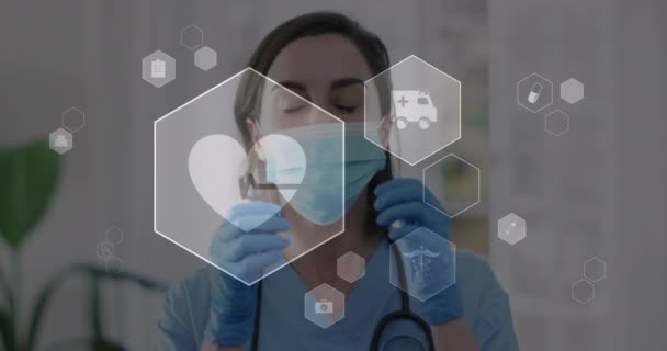 Animering Medicinska Ikoner Över Kaukasisk Kvinnlig Läkare Bär Ansiktsmask Sjukhus — Stockvideo