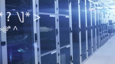 Bilgisayar sunucuları üzerinden veri işleme animasyonu. Küresel finans, iş, bağlantılar, hesaplama ve veri işleme kavramı dijital olarak oluşturulmuş video.