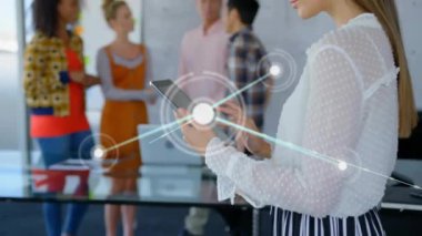 Tablet kullanan Kafkas iş kadını üzerindeki simgelerle bağlantı ağının animasyonu. Küresel iş, bağlantılar, iletişim ve dijital arayüz kavramı dijital olarak oluşturulmuş video.