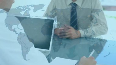 Kafkas erkek doktor ve erkek hasta üzerinde veri işleme animasyonu. Küresel tıp, bağlantılar, hesaplama ve veri işleme kavramı dijital olarak oluşturulmuş video.