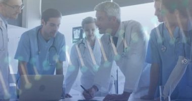 Çeşitli doktorlar üzerinde DNA ipliği ve veri işleme animasyonu. Küresel tıp, bağlantılar, hesaplama ve veri işleme kavramı dijital olarak oluşturulmuş video.