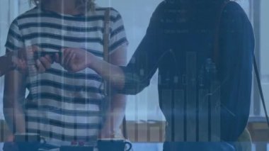 Çift ırklı bir kadının kredi kartıyla ödeme yapması üzerine finansal veri işleme animasyonu. Çevrimiçi alışveriş, finans, iş, bağlantılar, bilgisayar ve veri işleme kavramı dijital olarak oluşturulmuş video.