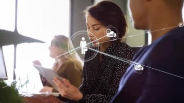 Ofiste iş tartışması yapan farklı meslektaşların ikonlarıyla bağlantı ağının animasyonu. Küresel iş, bağlantılar, iletişim ve dijital arayüz kavramı dijital olarak oluşturulmuş video.