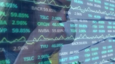 Kahve içen melez bir kadın için finansal veri işleme animasyonu. Çevrimiçi alışveriş, finans, iş, bağlantılar, bilgisayar ve veri işleme kavramı dijital olarak oluşturulmuş video.