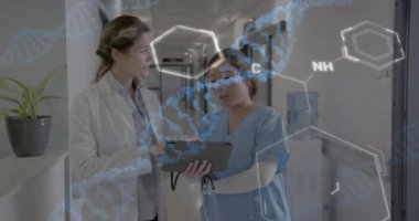 Çeşitli doktorlar üzerinde veri işleme animasyonu. Küresel tıp, bağlantılar, hesaplama ve veri işleme kavramı dijital olarak oluşturulmuş video.