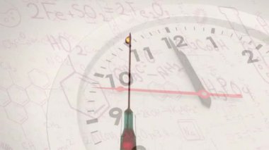 Damlacıklı şırınga animasyonu ve element diyagramları ve kimyasal formüllerin üzerindeki saat. Aşı, ilaç, sağlık, önleme, zaman ve bilim dijital olarak üretilen videolar.