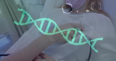 Kafkasyalı kadın doktor ve kız hasta üzerinde DNA ipliği ve veri işleme animasyonu. Küresel tıp, bağlantılar, hesaplama ve veri işleme kavramı dijital olarak oluşturulmuş video.