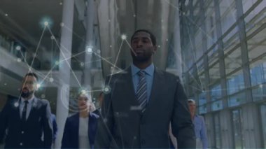Ofiste yürüyen çeşitli erkek ve kadın meslektaşlar arasındaki bağlantı ağının animasyonu. Küresel iş, bağlantılar ve dijital arayüz kavramı dijital olarak oluşturulmuş video.