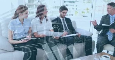 Ofisteki çeşitli iş adamları üzerinde finansal veri işleme animasyonu. Küresel finans, iş, bağlantılar, hesaplama ve veri işleme kavramı dijital olarak oluşturulmuş video.