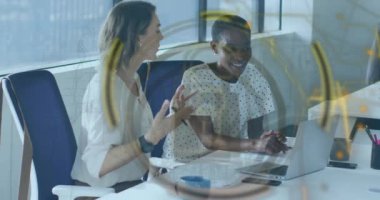 Ofisteki çeşitli iş adamları üzerinde asma kilit ve veri işleme animasyonu. Küresel finans, iş, bağlantılar, hesaplama ve veri işleme kavramı dijital olarak oluşturulmuş video.