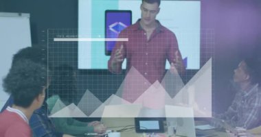 Ofisteki çeşitli iş adamları üzerinde finansal veri işleme animasyonu. Küresel finans, iş, bağlantılar, hesaplama ve veri işleme kavramı dijital olarak oluşturulmuş video.