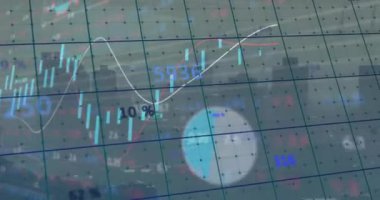 Şehir manzarası üzerinde veri işleme animasyonu. Küresel finans, iş, bağlantılar, hesaplama ve veri işleme kavramı dijital olarak oluşturulmuş video.