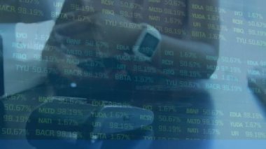 Çift ırklı bir kadının akıllı bir şekilde ödeme yapması üzerine finansal veri işleme animasyonu. Çevrimiçi alışveriş, finans, iş, bağlantılar, bilgisayar ve veri işleme kavramı dijital olarak oluşturulmuş video.