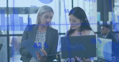 Ofisteki çeşitli iş adamları üzerinde finansal veri işleme animasyonu. Küresel finans, iş, bağlantılar, hesaplama ve veri işleme kavramı dijital olarak oluşturulmuş video.