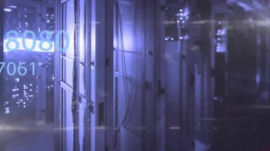 Bilgisayar sunucuları üzerinden veri işleme animasyonu. Küresel finans, iş, bağlantılar, hesaplama ve veri işleme kavramı dijital olarak oluşturulmuş video.