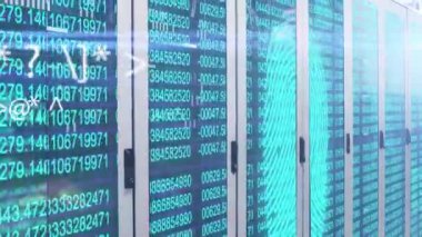 Bilgisayar sunucuları üzerinde biyometrik parmak izi veri işleme animasyonu. Küresel finans, iş, bağlantılar, hesaplama ve veri işleme kavramı dijital olarak oluşturulmuş video.