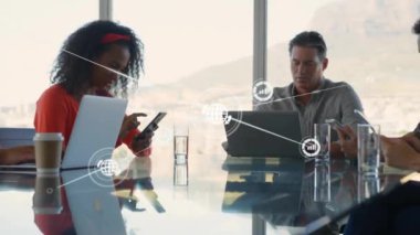 Muhtelif meslekdaşların ofiste toplanması üzerine simgelerle bağlantı ağının animasyonu. Küresel iş, bağlantılar, iletişim ve dijital arayüz kavramı dijital olarak oluşturulmuş video.