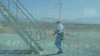 Finansal veri işleme, rüzgar türbini ve Kafkas mühendisi animasyonu. Küresel rüzgar enerjisi, çevre, iş, bağlantılar, hesaplama ve veri işleme kavramı dijital olarak oluşturulmuş video.