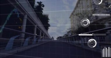 Şehir manzarası üzerinde veri işleme animasyonu. Küresel finans, iş, bağlantılar, hesaplama ve veri işleme kavramı dijital olarak oluşturulmuş video.