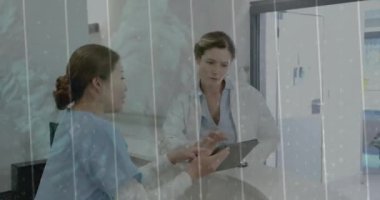 Çeşitli doktorlar üzerinde DNA ipliği ve veri işleme animasyonu. Küresel tıp, bağlantılar, hesaplama ve veri işleme kavramı dijital olarak oluşturulmuş video.