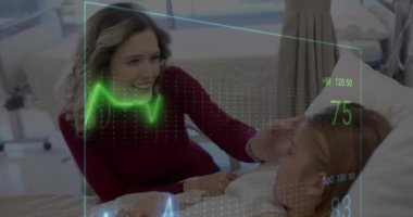 Kafkas kadın doktor ve kız hasta arasında veri işleme animasyonu. Küresel tıp, bağlantılar, hesaplama ve veri işleme kavramı dijital olarak oluşturulmuş video.