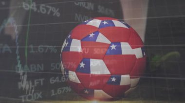 Porto Riko bayrağıyla topa vuran futbolcunun bacaklarının üzerinde grafik işleme verilerinin animasyonu. Veri, bağlantı, spor, Porto Rikolu, vatanseverlik ve rekabet, dijital olarak üretilen video.