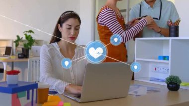 Laptop kullanan Kafkas iş kadını üzerindeki simgelerle bağlantı ağının animasyonu. Küresel iş, bağlantılar, iletişim ve dijital arayüz kavramı dijital olarak oluşturulmuş video.